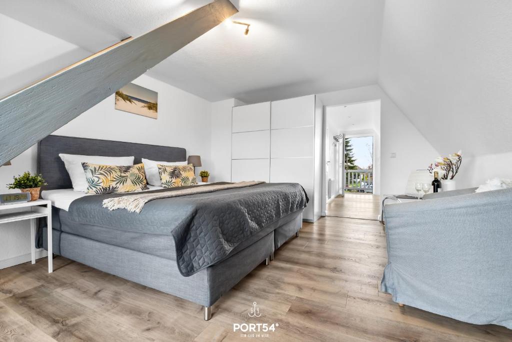 カッペルンにあるApartment 24のベッドルーム1室(ベッド1台付)、階段