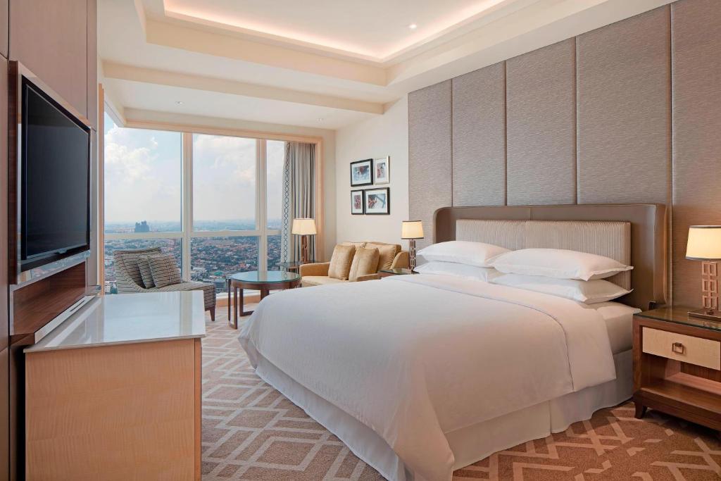 Postel nebo postele na pokoji v ubytování Sheraton Petaling Jaya Hotel