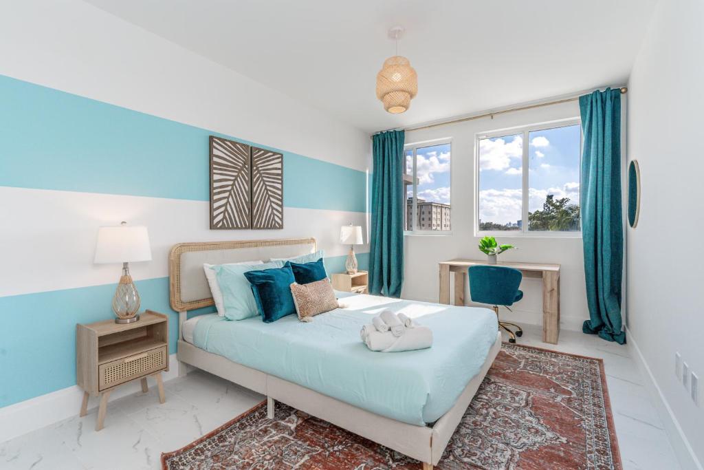 Ένα ή περισσότερα κρεβάτια σε δωμάτιο στο Stylish 1-Bedroom Apartment with Pool, Gym, Free Parking, Rooftop and Balcony - 5 Min to Hollywood Beach! - 10 Min to FLL Airport