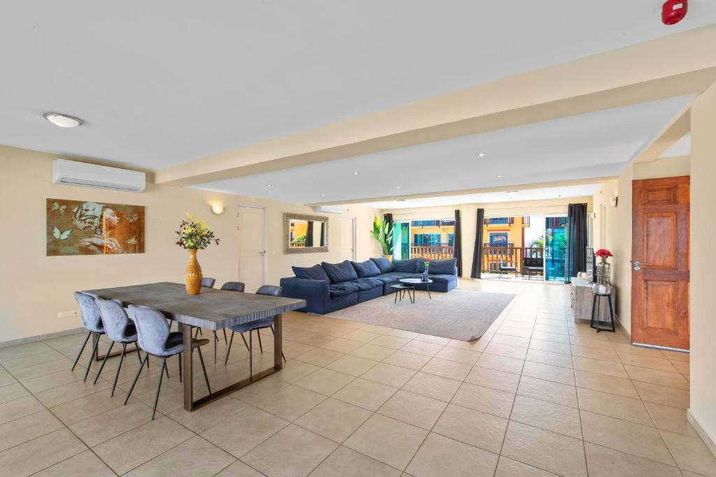 Posezení v ubytování Droom appartement met uitzicht op de jachthaven