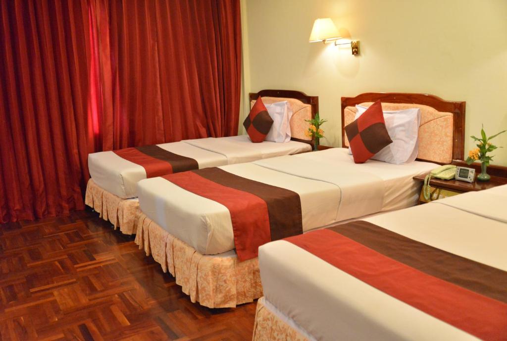Postel nebo postele na pokoji v ubytování Angkor Hotel