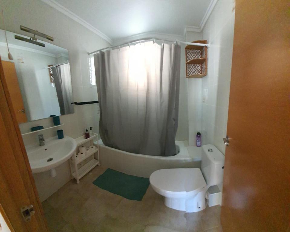 a bathroom with a tub and a toilet and a sink at Habitación Matrimonio Tranquila en Vivienda Compartida in Valencia