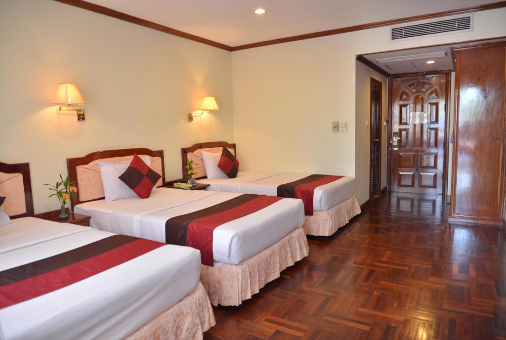 Postel nebo postele na pokoji v ubytování Angkor Hotel