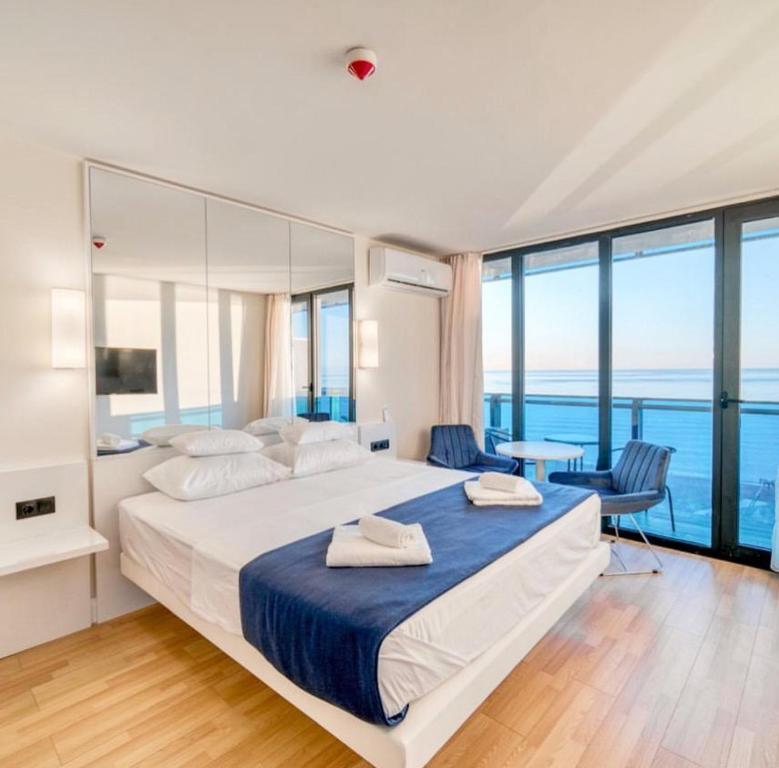 Rúm í herbergi á Modern Sea View Aparthotel in Orbi City Batumi