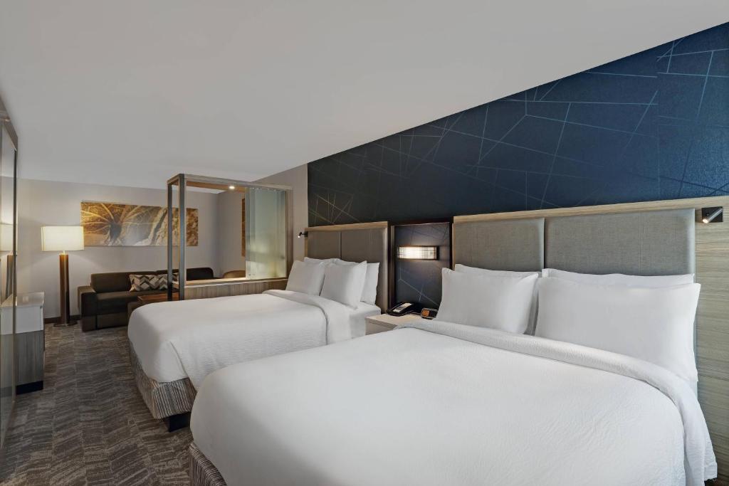 Postel nebo postele na pokoji v ubytování SpringHill Suites by Marriott Palm Desert