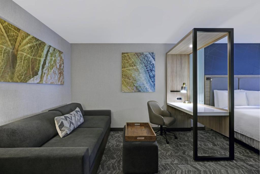 Postel nebo postele na pokoji v ubytování SpringHill Suites by Marriott Palm Desert
