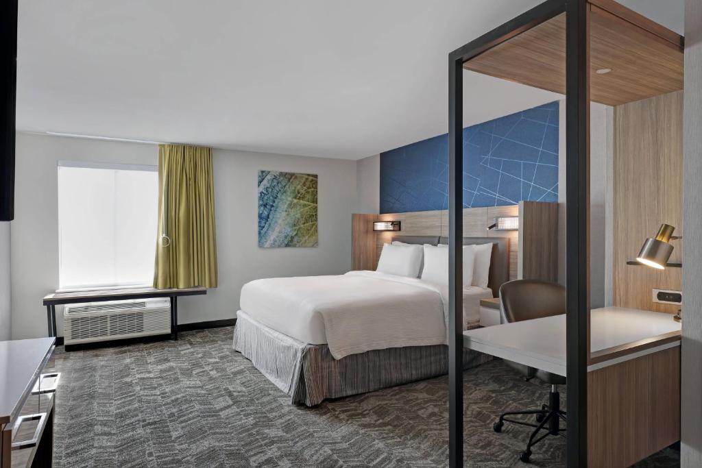 Postel nebo postele na pokoji v ubytování SpringHill Suites by Marriott Palm Desert