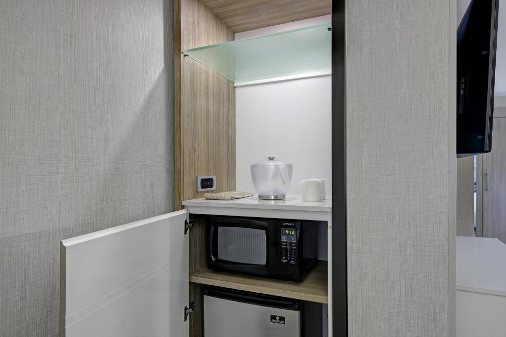 Kuchyň nebo kuchyňský kout v ubytování SpringHill Suites by Marriott Palm Desert