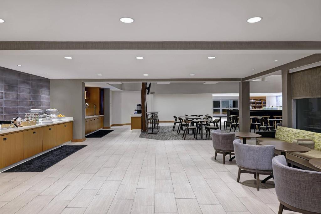 Kuchyň nebo kuchyňský kout v ubytování SpringHill Suites by Marriott Palm Desert