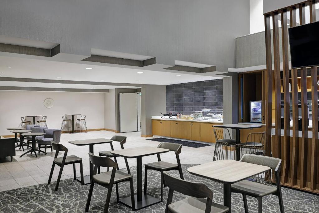 TV a/nebo společenská místnost v ubytování SpringHill Suites by Marriott Palm Desert