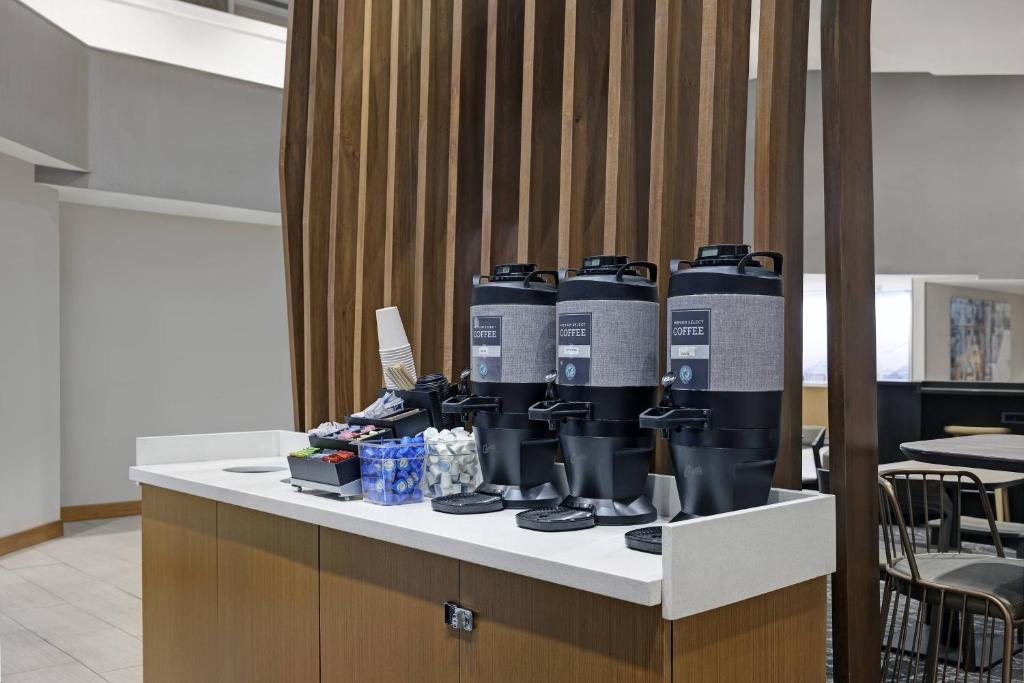 Příslušenství pro přípravu čaje a kávy v ubytování SpringHill Suites by Marriott Palm Desert