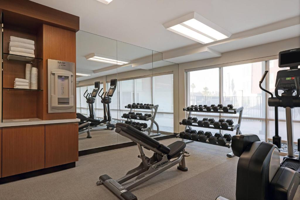 Fitness centrum a/nebo fitness zařízení v ubytování SpringHill Suites by Marriott Palm Desert