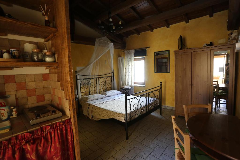 1 dormitorio con 1 cama y 1 mesa en una habitación en B&B La Casuccia Di Assisi, en Asís