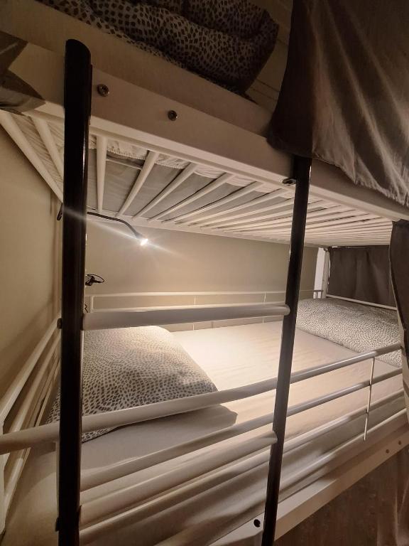 Palanda nebo palandy na pokoji v ubytování Easy Host Porto