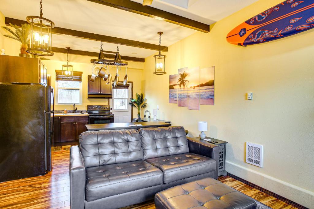 Una sala de estar con un sofá de cuero y una cocina. en Electric Fireplace Central Coeur dAlene Studio!, en Coeur d'Alene
