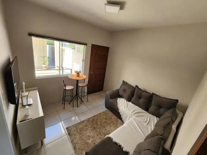 ein Wohnzimmer mit Sofa und Tisch in der Unterkunft Residêncial Maria de Castro in Mairiporã