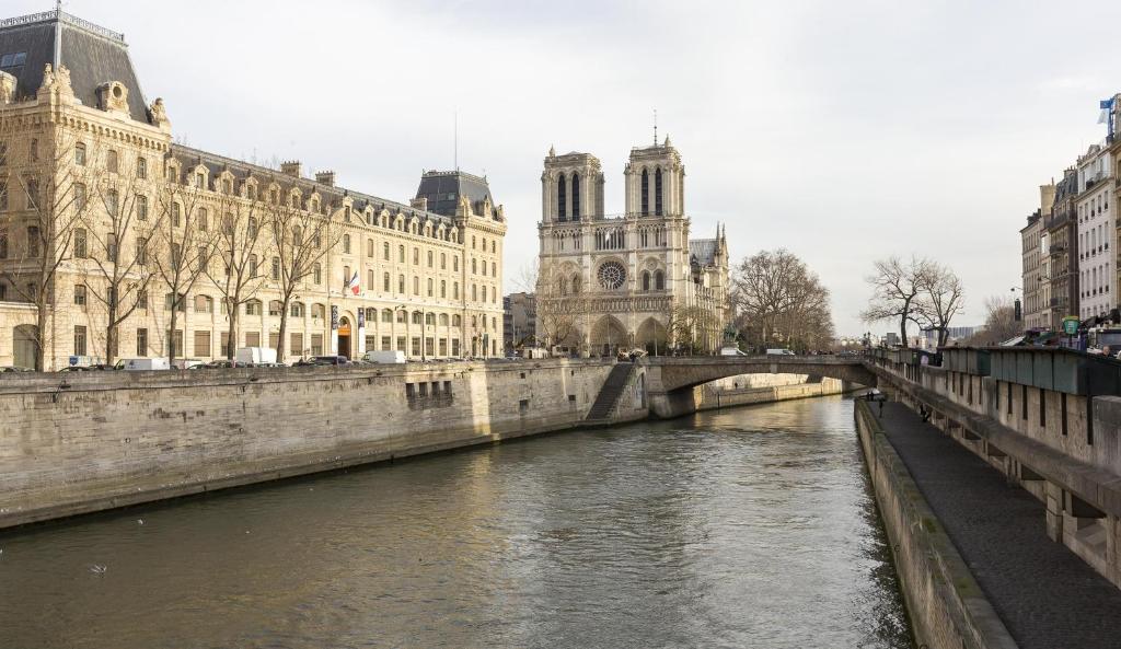 🏨 ¡Reservá en Royal Saint Michel! · 3 BOULEVARD SAINT MICHEL, BARRIO LATINO - 5º DISTRITO, 75005 PARÍS, FRANCIA 🌍