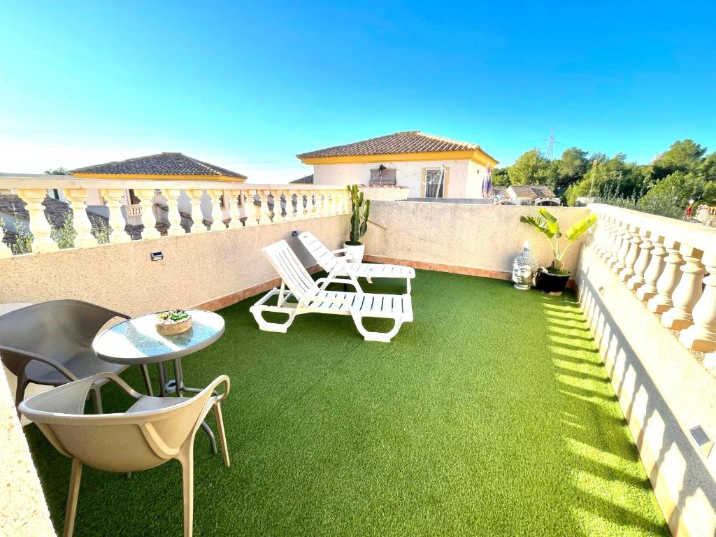 A garden outside Pretty bungalow with Prívate terrace