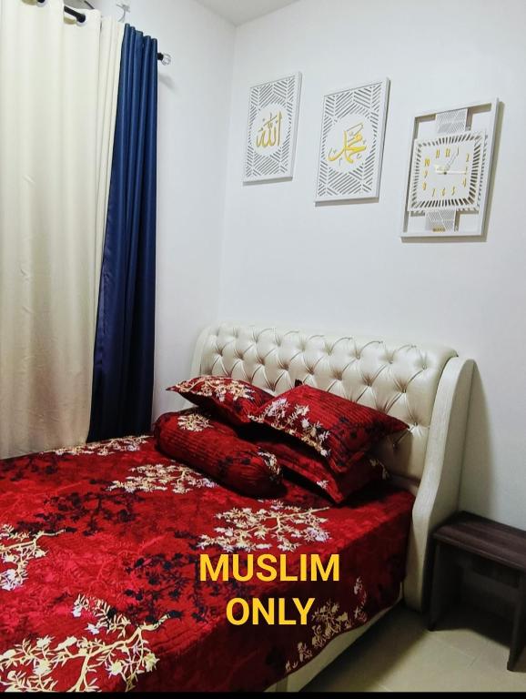 Ένα ή περισσότερα κρεβάτια σε δωμάτιο στο "Homestay Mak Midah"