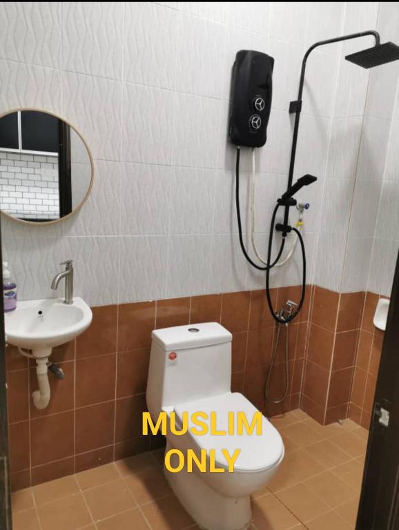 Ένα μπάνιο στο "Homestay Mak Midah"