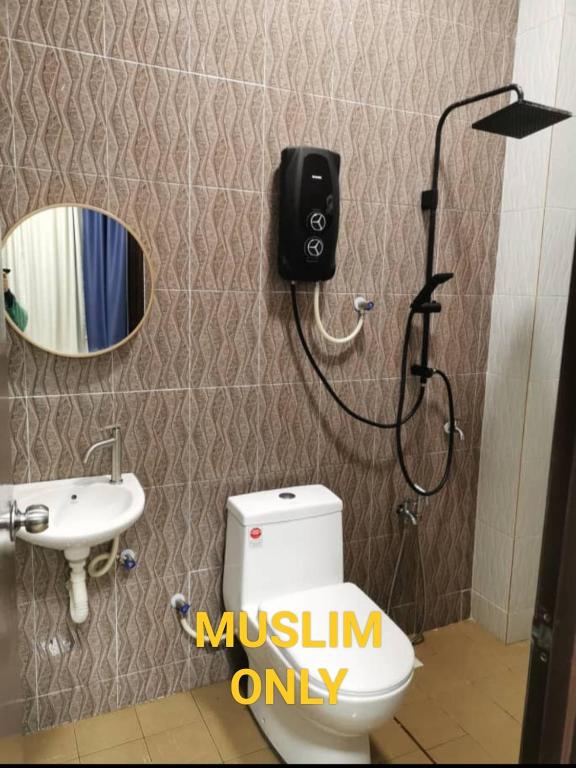 Ένα μπάνιο στο "Homestay Mak Midah"