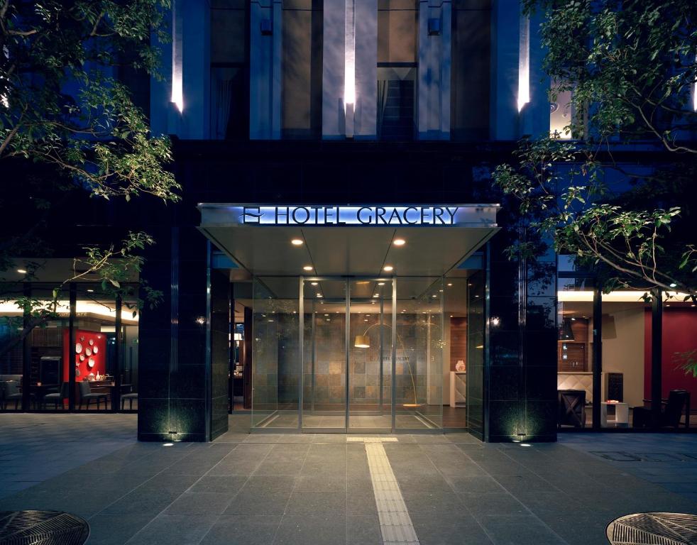 um edifício com um sinal que lê catalisador holt em Hotel Gracery Tokyo Tamachi em Tóquio