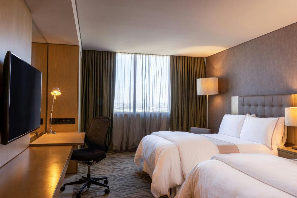 Postel nebo postele na pokoji v ubytování The Westin Guadalajara