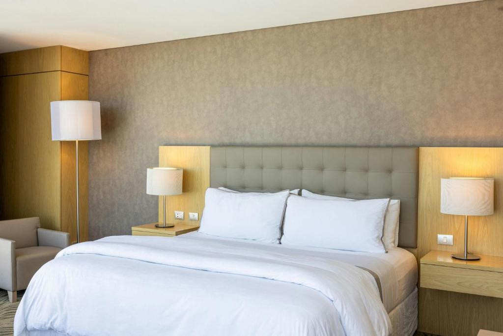 Postel nebo postele na pokoji v ubytování The Westin Guadalajara