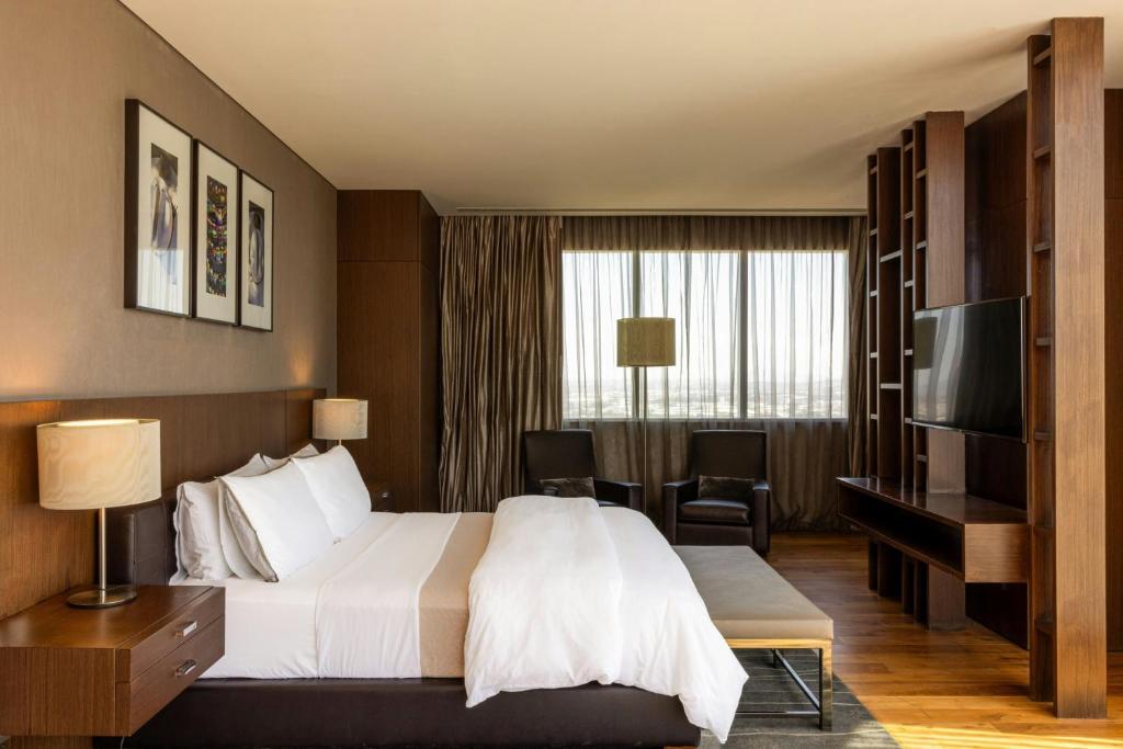 Postel nebo postele na pokoji v ubytování The Westin Guadalajara