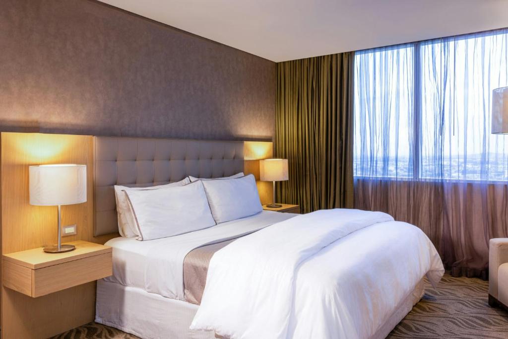 Postel nebo postele na pokoji v ubytování The Westin Guadalajara