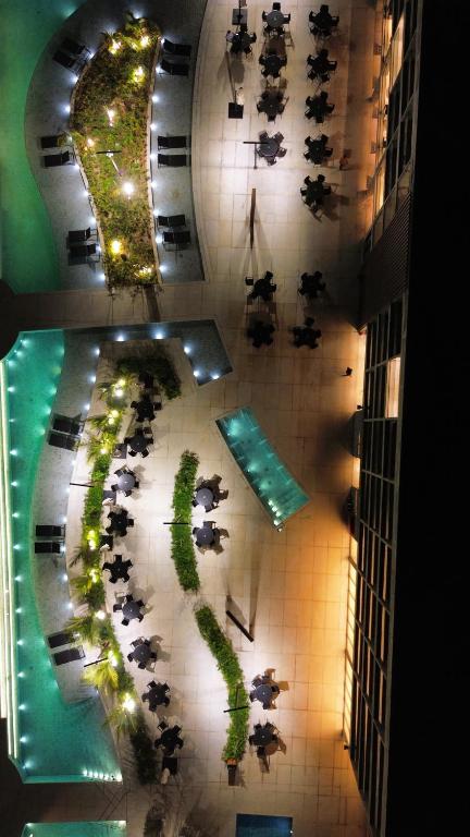 une vue aérienne d'une piscine dans un immeuble dans l'établissement Porto Alto Resort - Porto de Galinhas, à Porto de Galinhas