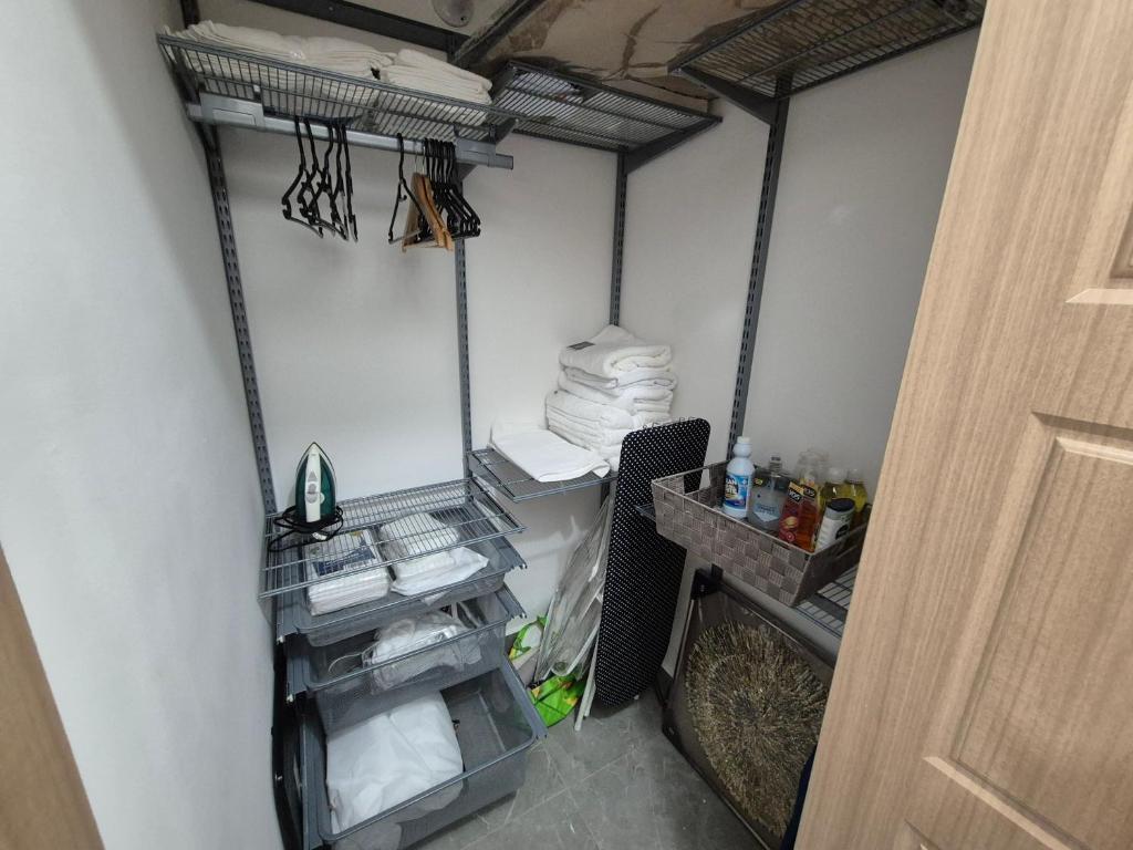 キングストンにあるDeluxe One Bedroom Apartment in Kingstonの棚とタオルが備わる客室のオーバーヘッドビュー