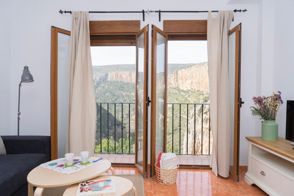 チュリリャにあるMiralrio Chulillaのリビングルーム(景色を望む大きなガラスドア付)