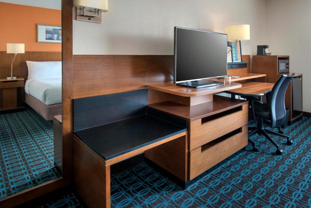 TV a/nebo společenská místnost v ubytování Fairfield Inn & Suites by Marriott Dover