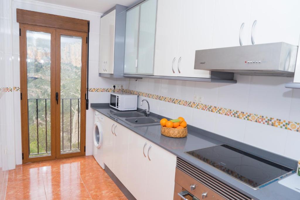 A kitchen or kitchenette at Miralrio Chulilla