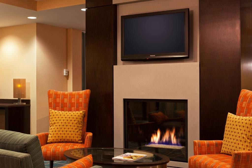 TV a/nebo společenská místnost v ubytování SpringHill Suites by Marriott Tarrytown Westchester County