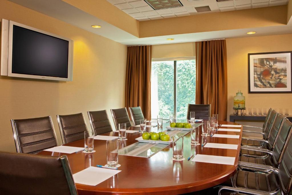 TV a/nebo společenská místnost v ubytování SpringHill Suites by Marriott Tarrytown Westchester County