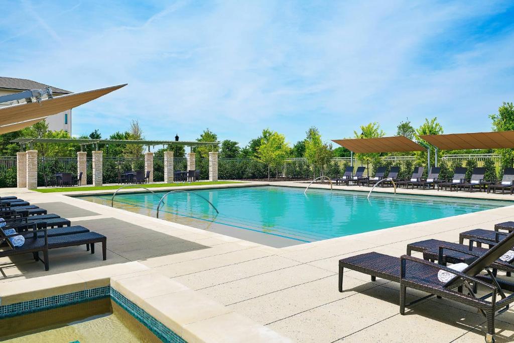 Bazén v ubytování Sheraton Hotel Stonebriar nebo v jeho okolí