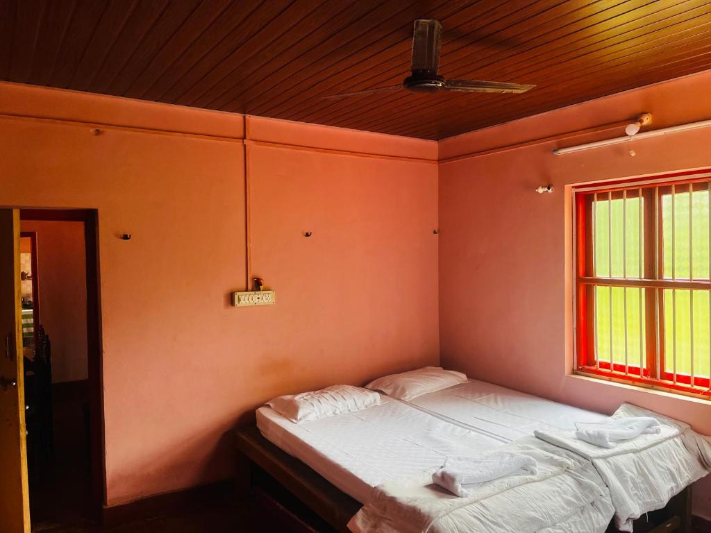 En eller flere senge i et værelse på Village Oasis Retreat