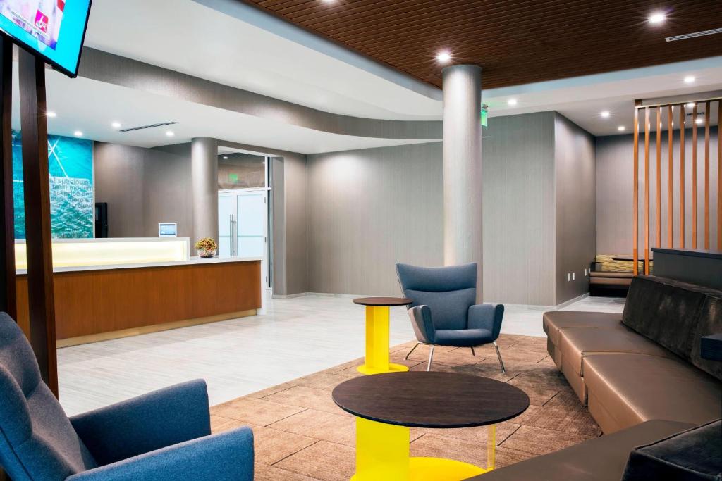 Posezení v ubytování SpringHill Suites by Marriott Miami Doral