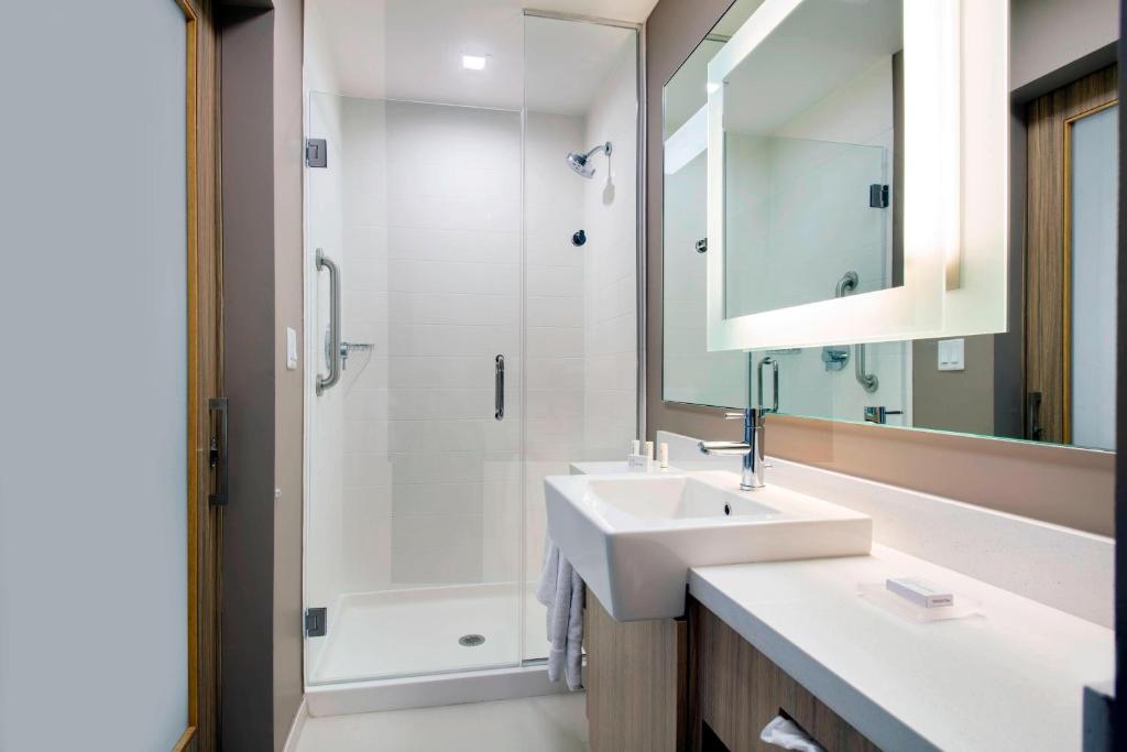Koupelna v ubytování SpringHill Suites by Marriott Miami Doral