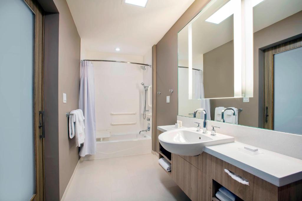 Koupelna v ubytování SpringHill Suites by Marriott Miami Doral