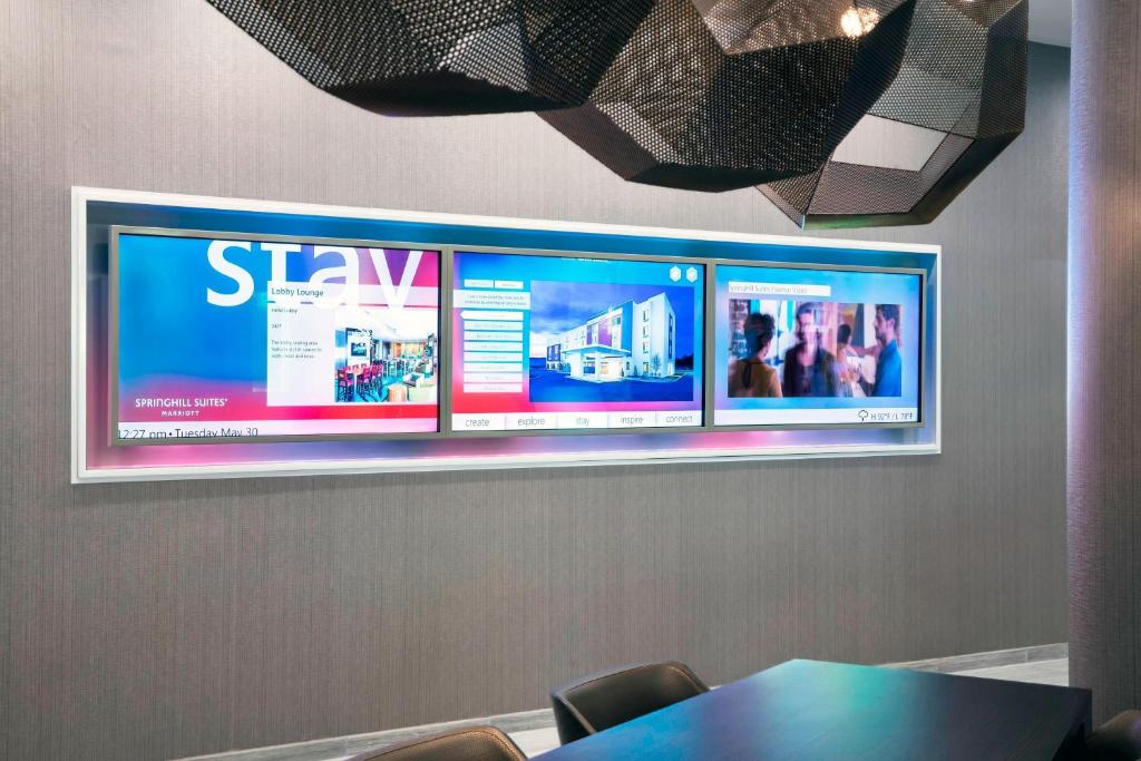 TV a/nebo společenská místnost v ubytování SpringHill Suites by Marriott Miami Doral