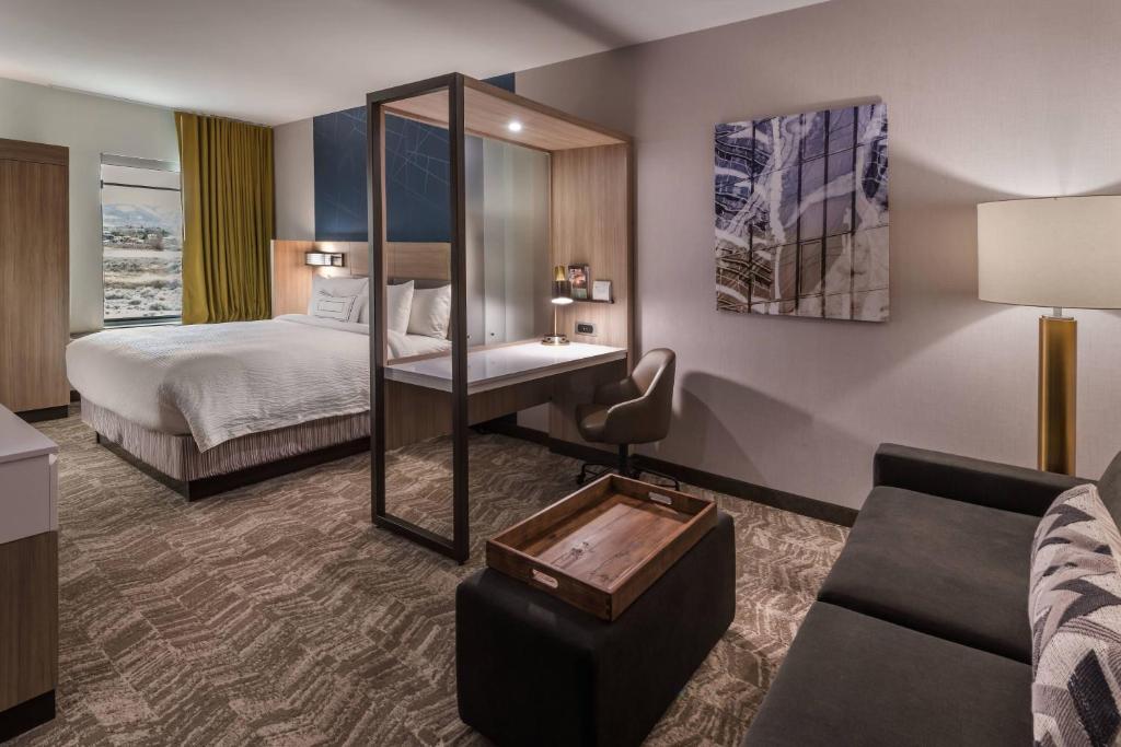 Postel nebo postele na pokoji v ubytování SpringHill Suites by Marriott Reno