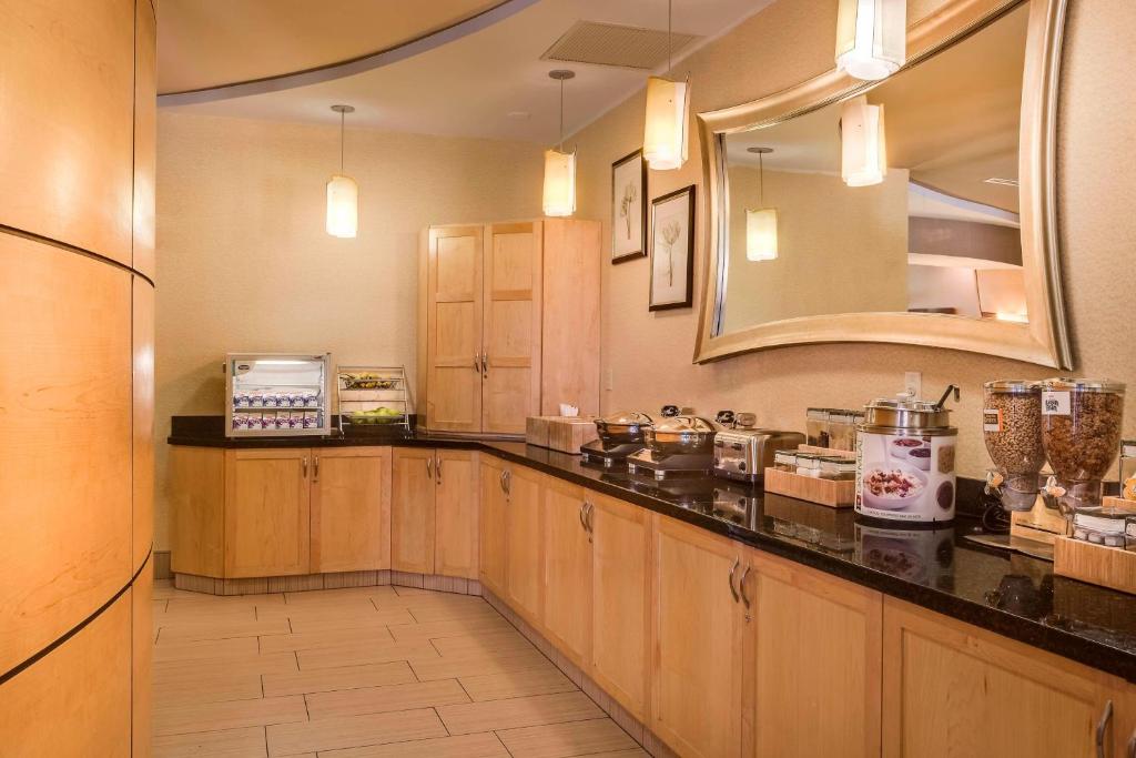 Kuchyň nebo kuchyňský kout v ubytování SpringHill Suites by Marriott Cheyenne