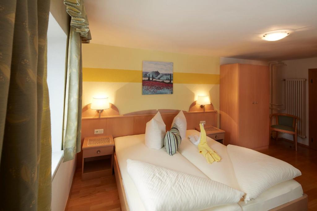 Postel nebo postele na pokoji v ubytování Alpenmotel Säuling