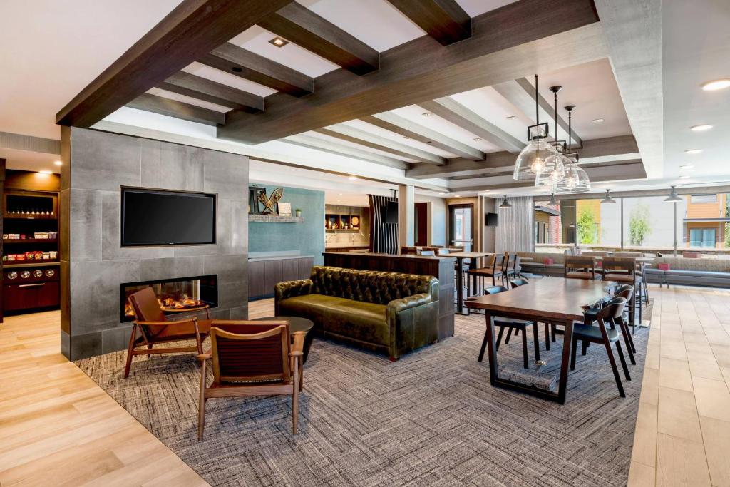 TV a/nebo společenská místnost v ubytování SpringHill Suites by Marriott Truckee Lake Tahoe