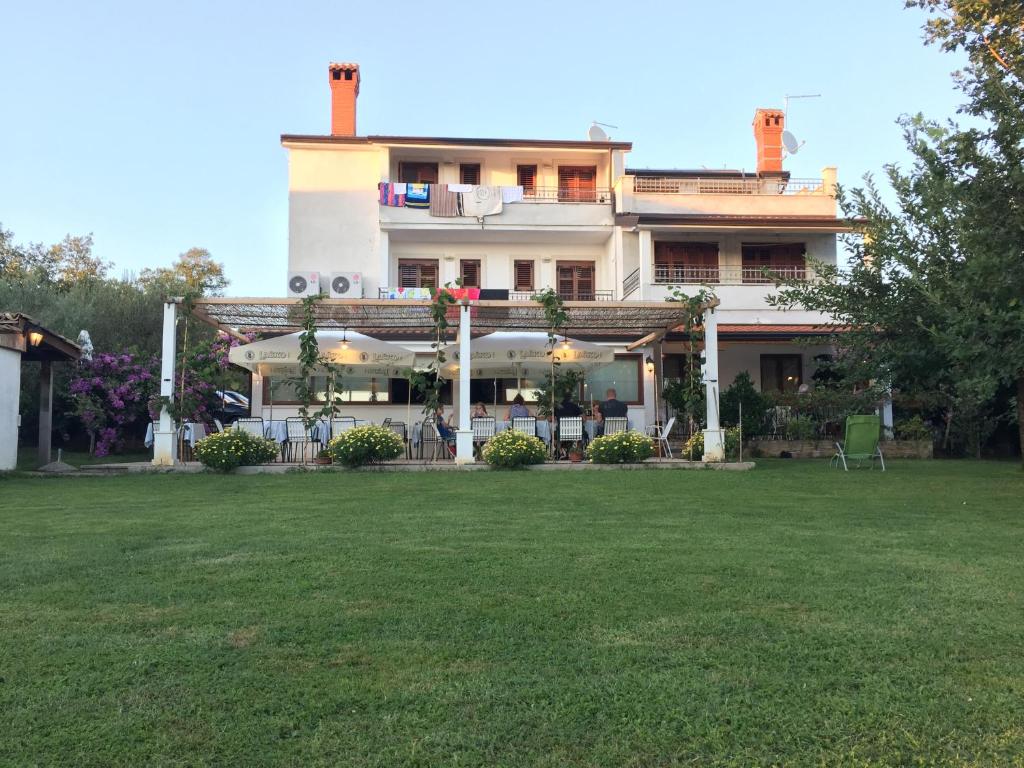 a large building with a lawn in front of it at Vera Bed and Breakfast in Umag