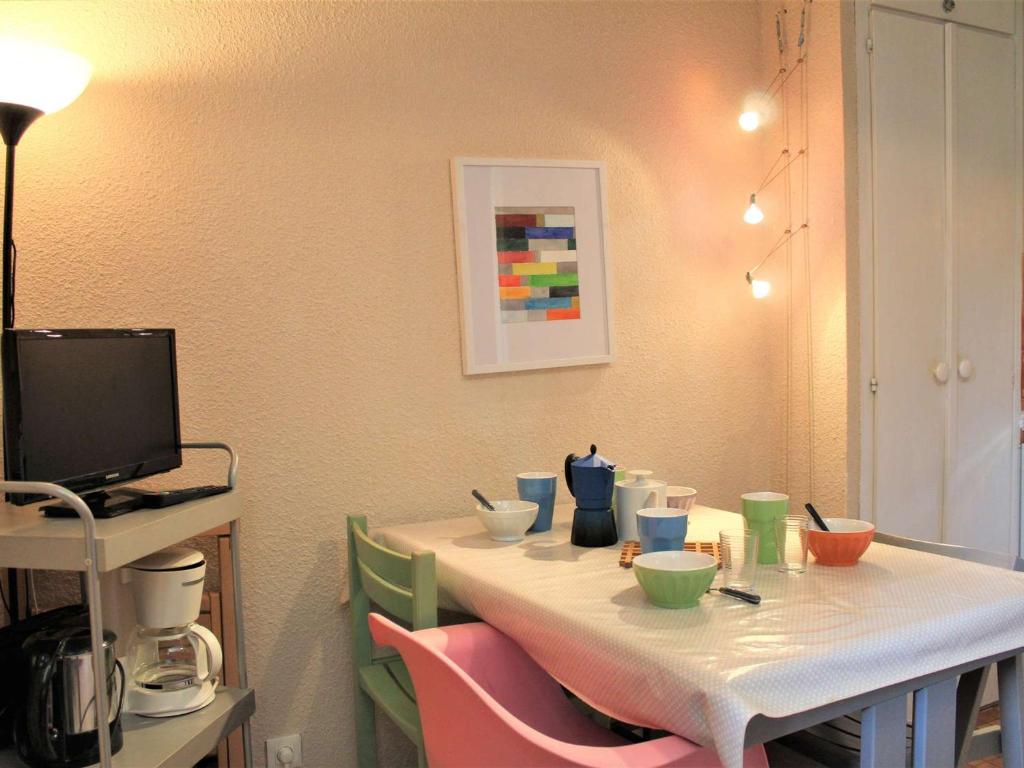 TV a/nebo společenská místnost v ubytování Studio cosy au pied des pistes à Vars - 3 couchages - FR-1-330B-216