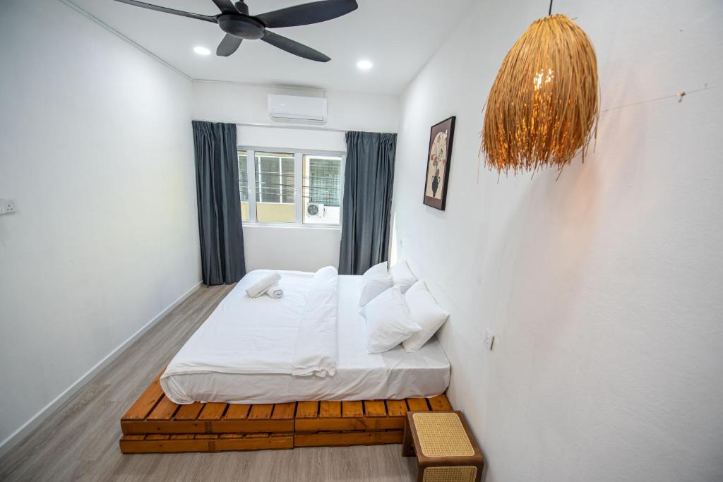 a bedroom with a bed with a ceiling fan at De Luma TheRumah 5 bedroom 3 bathroom in Bukit Mertajam